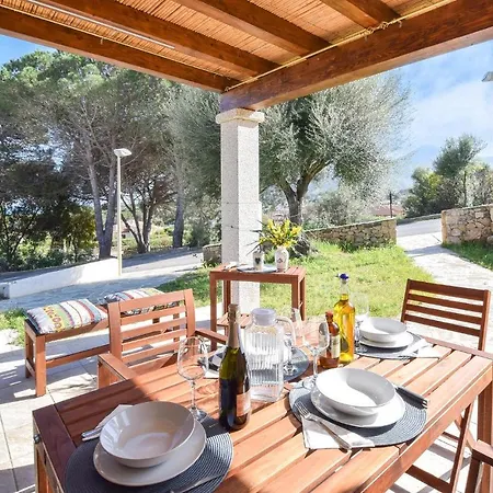 2 Bedroom Lovely In Hébergement de vacances *